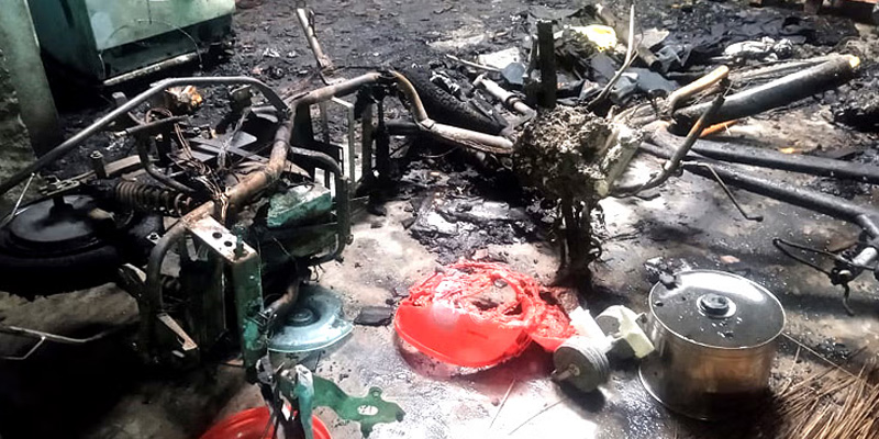 தீயில் எரிந்து நாசமான எலக்ட்ரிக் பைக்…3 லட்ச ரூபாய் மதிப்பிலான பொருட்கள் சேதம்..!!