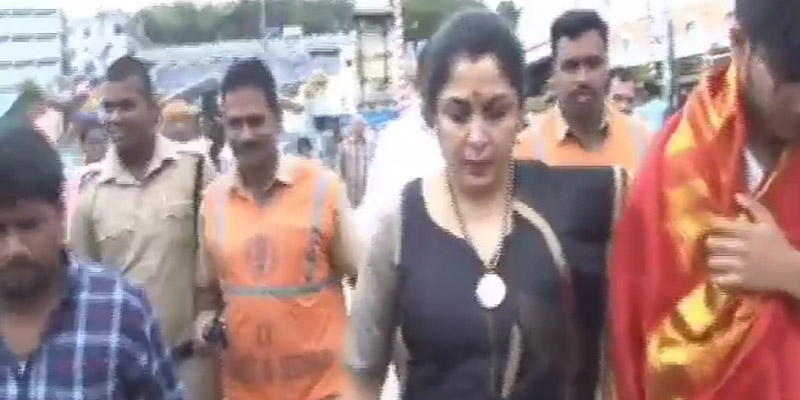 திருப்பதி ஏழுமலையான் கோயிலில் நடிகை ரம்யா கிருஷ்ணன்….போட்டி போட்டு செல்பி எடுத்த பக்தர்கள்