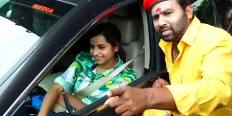 சீட் பெல்ட் அணியாமல் வந்த சிவாங்கி…காரை நிறுத்திய கூல் சுரேஷ்..!!