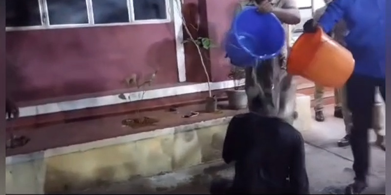 காவல் நிலையத்திற்குள் நுழைந்து தீக்குளிக்க முயன்ற போதை ஆசாமி