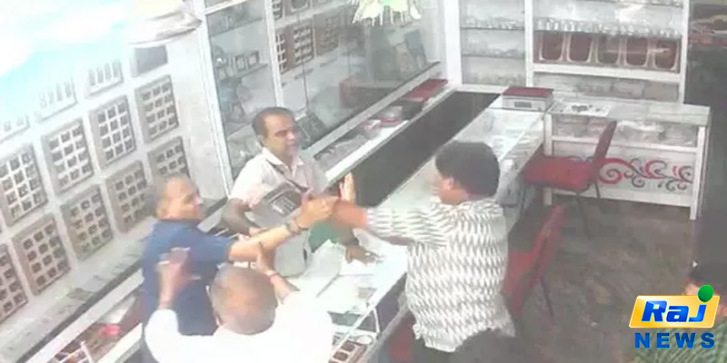 ஓட்டம்பிடித்த நகைக்கடை உரிமையாளர் ! சிக்கிய சிசிடிவி காட்சி !