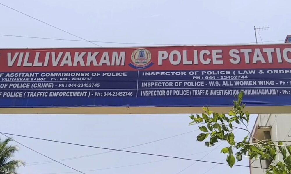 மனைவியை தாக்குவதற்காக நாட்டுவெடிகுண்டு வைத்திருந்த நபர் கைது..!