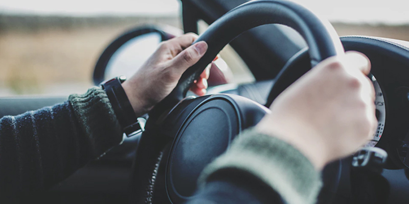 எதே….காருக்குள் ஹெல்மெட் அணியாததற்கு 1000 ரூபாய் அபராதமா??