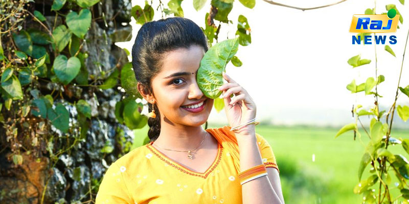 பிரபல ஹீரோ மடிமீது அனுபமா! அதிர்ச்சி.. கவர்ச்சி புகைப்படம்..