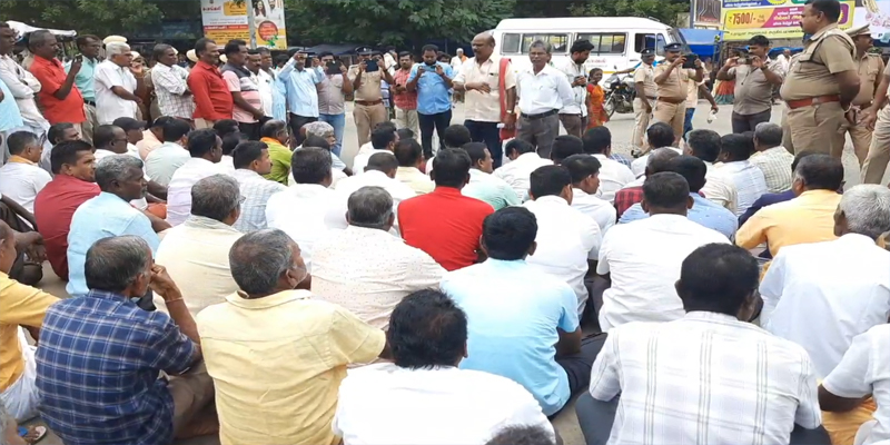 மணப்பாறையில் பரபரப்பு..! 100 -க்கும் மேற்பட்ட போக்குவரத்து தொழிலாளா்கள் கைது..!