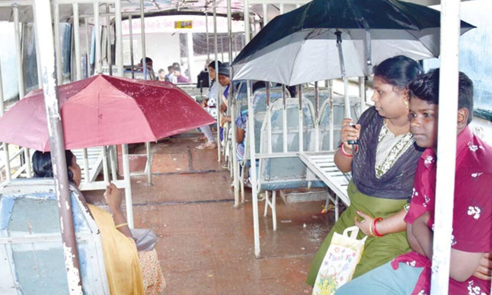 அரசு பஸ்சுக்குள் மழை…குடைபிடித்தபடி சென்ற பயணிகள்..!!