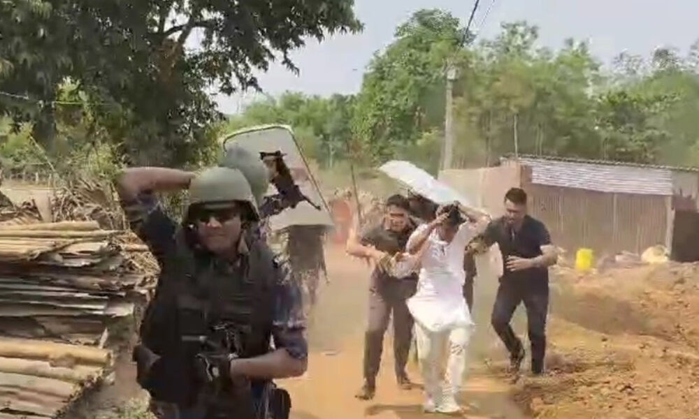 பாஜக வேட்பாளர் மீது கற்களை வீசி தாக்குதல்: ஓட ஓட விரட்டிய மர்ம நபர்கள்!