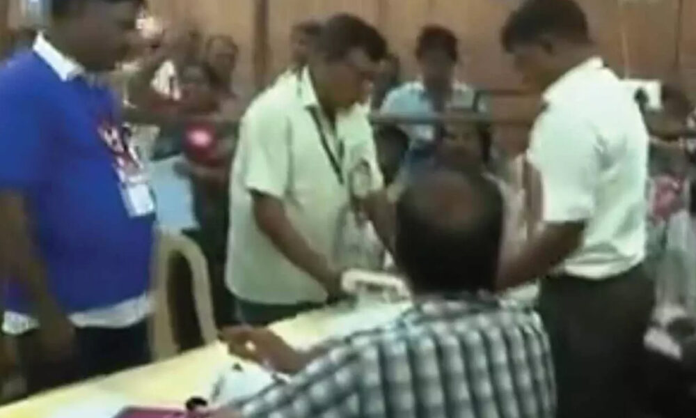 கத்தியுடன் வாக்கு என்னும் மையத்திற்கு வந்த நபர்