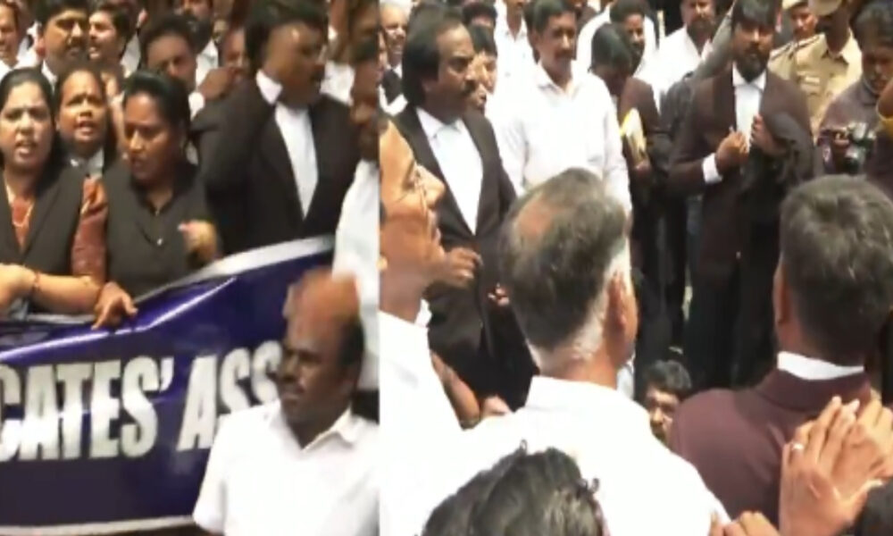 வழக்கறிஞர் கொலை: சக வழக்கறிஞர்கள் சாலை மறியல் போராட்டத்தால் பரபரப்பு!