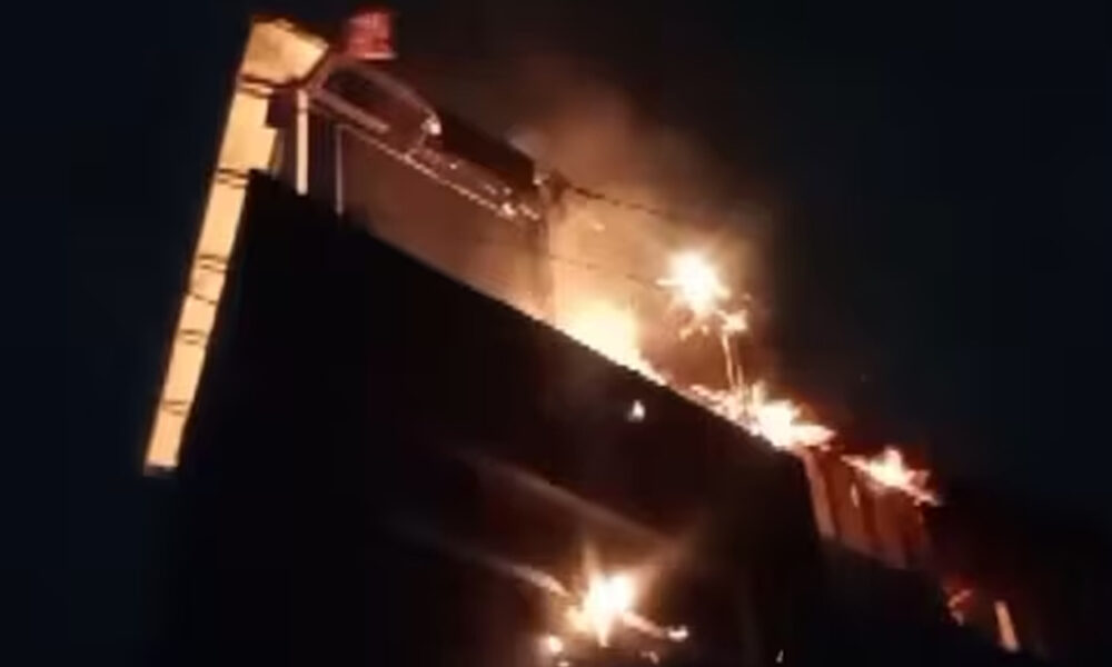 பற்றி எரிந்த பாஜக அலுவலகம்…பட்டாசு வெடித்ததால் பரபரப்பு