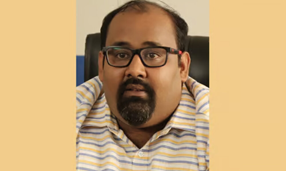 தலையில் காயம்.. குளியலறையில் சடலமாக கிடந்த பிரபல நடிகர் பிரதீப் விஜயன்..