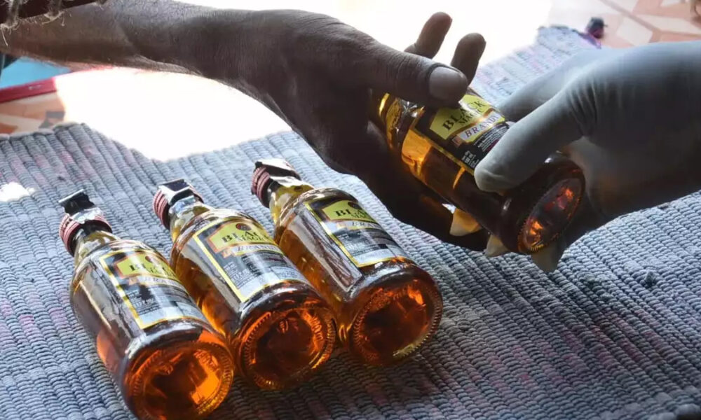 அலை மோதிய கூட்டம் : ஒரே நாளில் கோடிகளை குவித்த மதுவிற்பனை