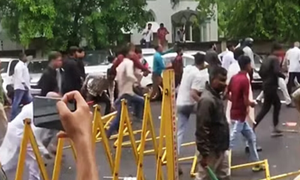 கற்களை வீசி தாக்கிக்கொண்ட காங்கிரஸ்-பாஜகவினர் : 5 பேர் கைது