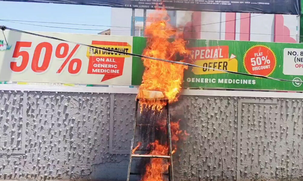 இந்தியன் 2 : தியேட்டர் முன்பு 5 கிலோ கற்பூரத்தை ஏற்றிய ரசிகர் கைது!