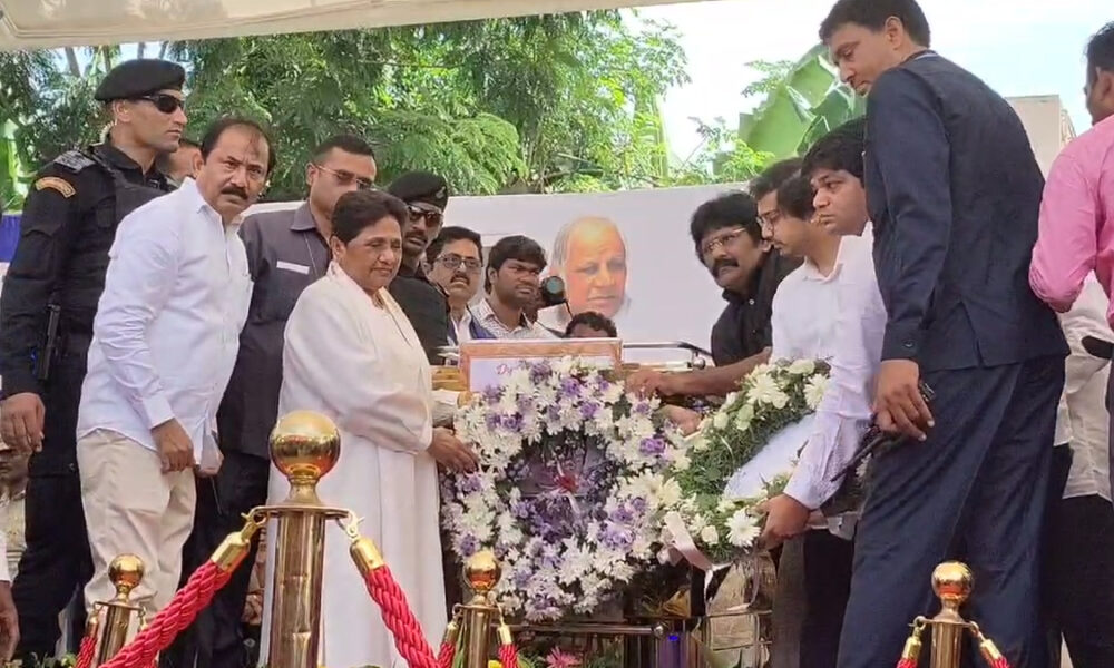 ஆம்ஸ்ட்ராங் உடலுக்கு மாயாவதி அஞ்சலி!